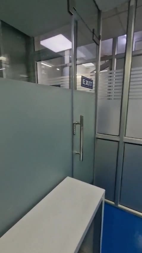 Controlled access between laboratory rooms
